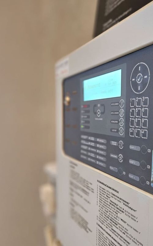 Nærbillede af brandalarmens ABA-betjeningspanel fra Advanced Axis EN med display og knapper