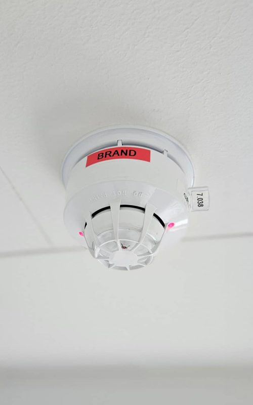 En brand detektor opsat af Detecta sikrer din bygning mod brand