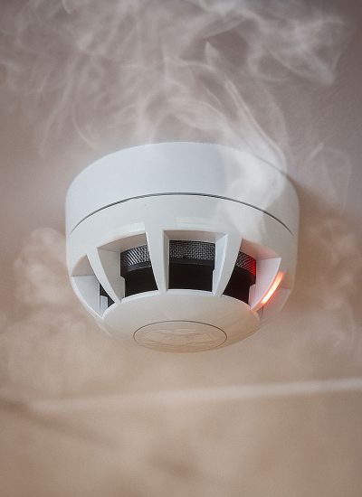 Røgdetektor i loft monteret af Detecta, med let synlig røg som illustrerer aktivering og overvågning.